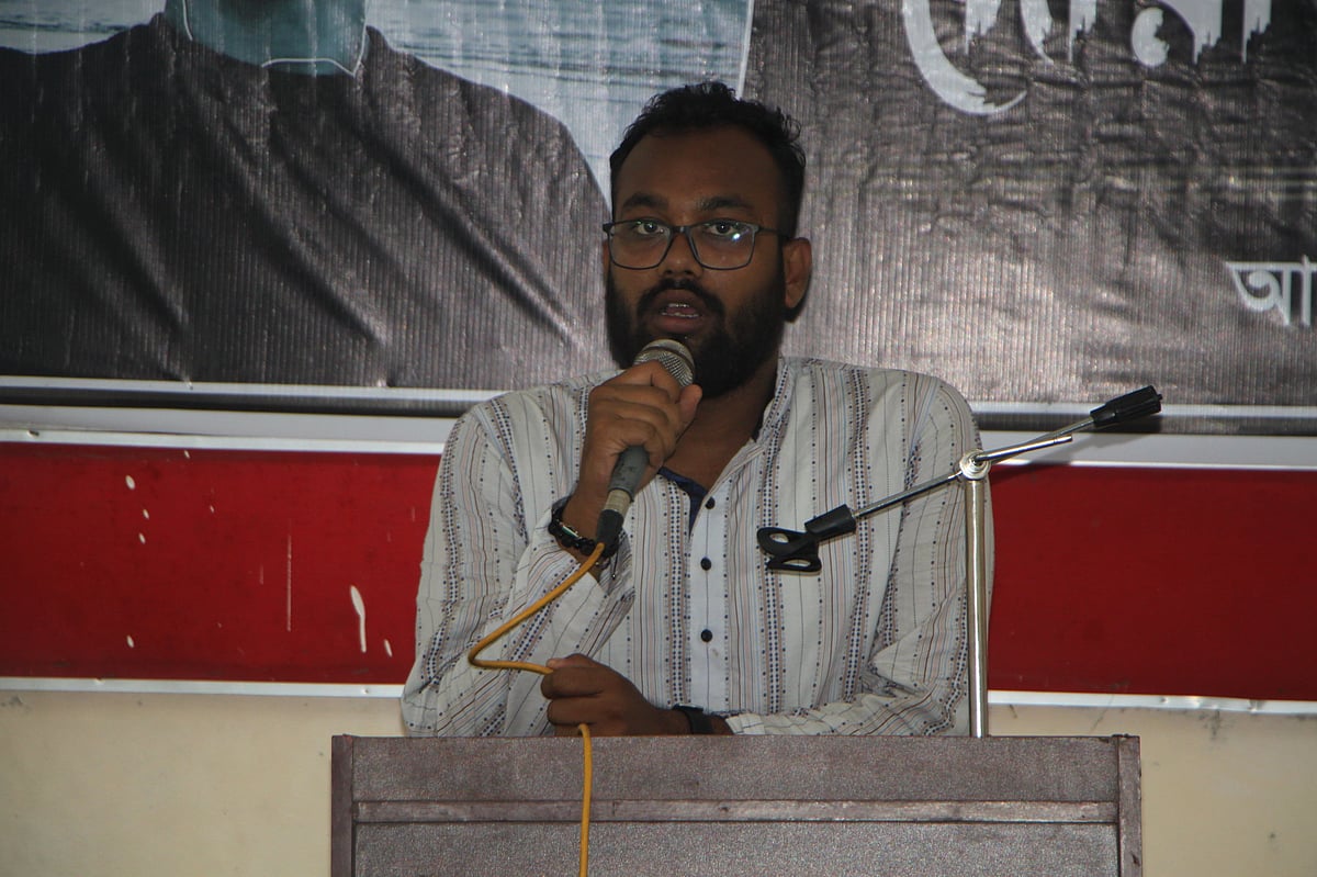 জুলাই গণ-অভ্যুত্থানে নিহত সাংবাদিক তাহের জামানকে নিয়ে কথা বলছেন এক বক্তা