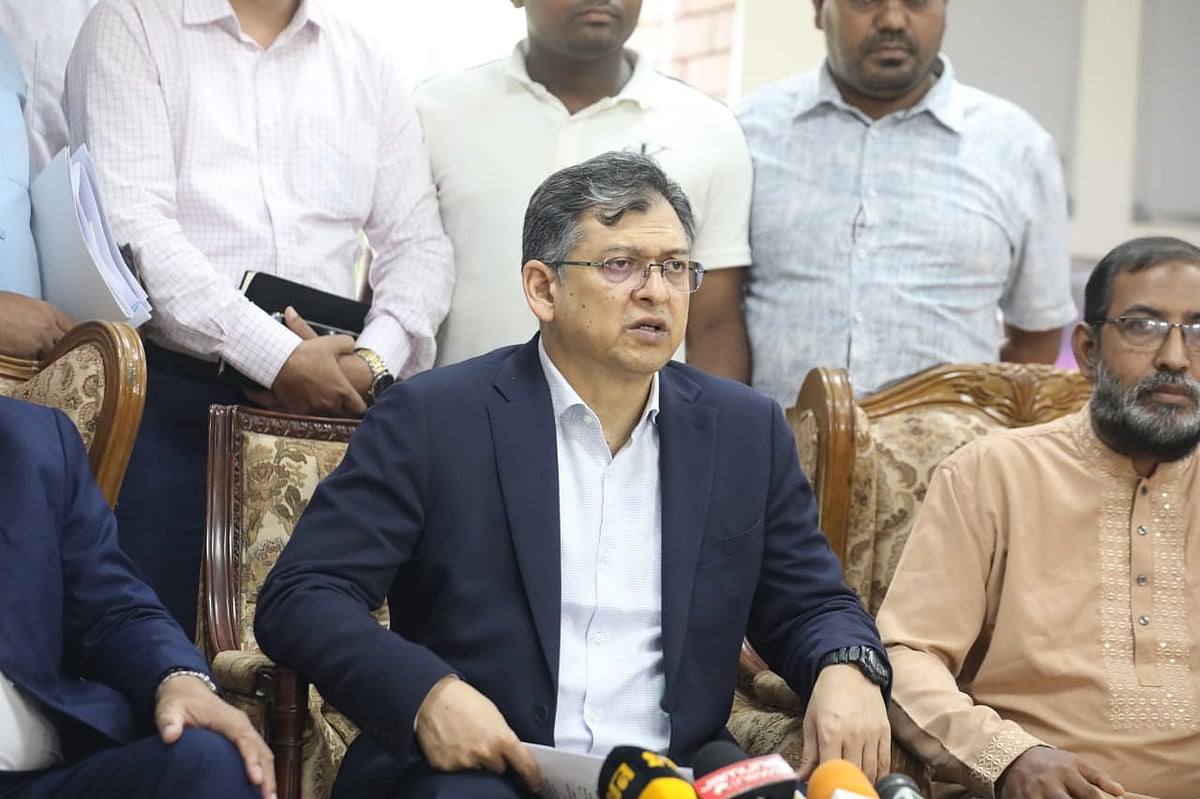 জাতীয় ঐকমত্য কমিশনের দ্বিতীয় পর্যায়ের ১৭তম দিনের আলোচনা শেষে সাংবাদিকদের সঙ্গে কথা বলেন সালাহউদ্দিন আহমদ