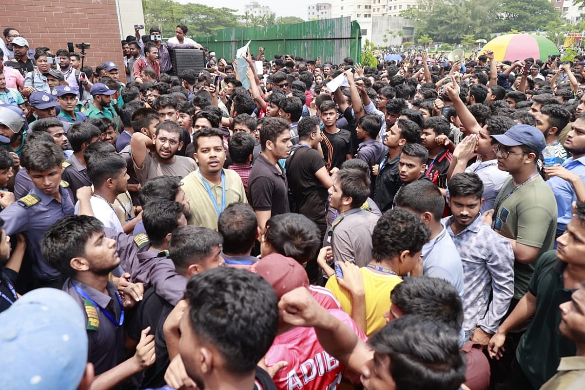 মাইলস্টোন স্কুল অ্যান্ড কলেজের প্রধান ফটকের সামনে জড়ো হয়ে বিক্ষোভ করছেন শিক্ষার্থীরা