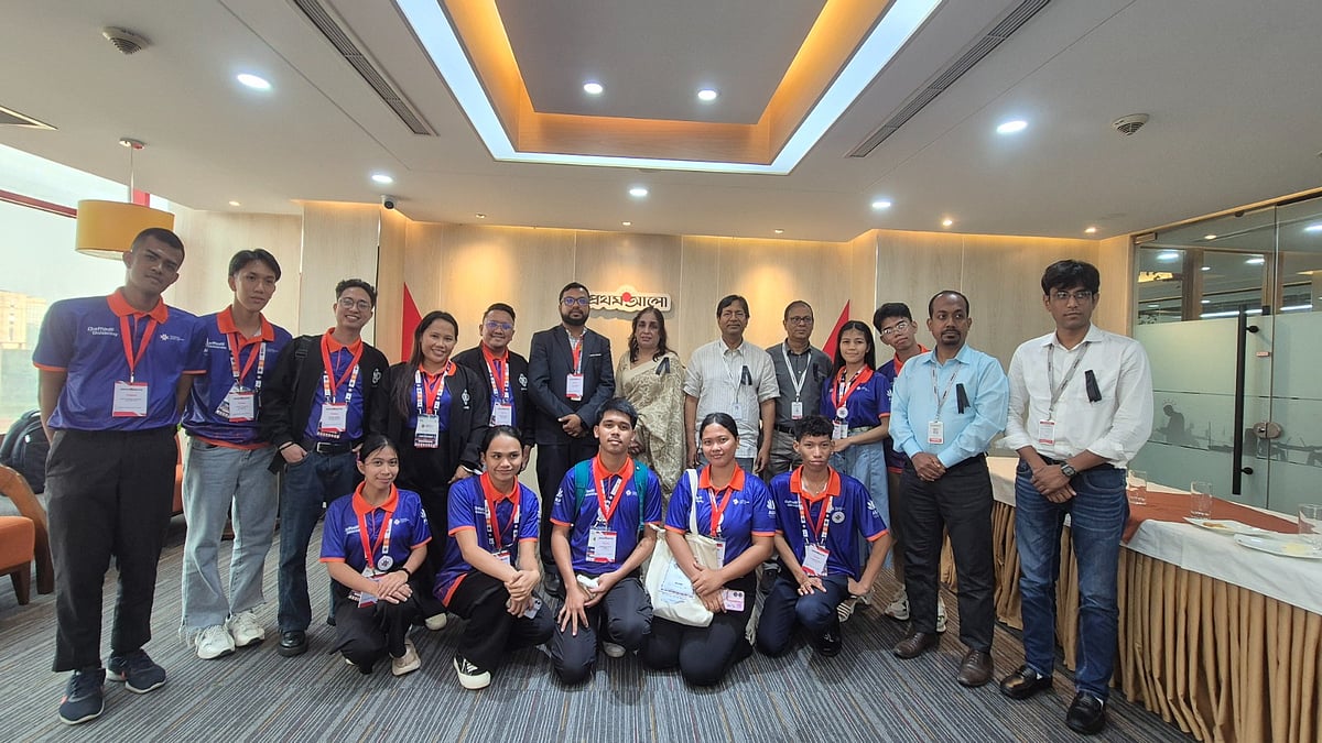 ফিলিপাইনের বিলিরান প্রভিন্স স্টেট ইউনিভার্সিটির একদল শিক্ষক ও শিক্ষার্থী প্রথম আলোর কার্যালয় পরিদর্শন করেন। এ সময় প্রথম আলোর সাংবাদিক-কর্মকর্তাদের সঙ্গে ছবি তোলেন তাঁরা। আজ মঙ্গলবার বিকেলে রাজধানীর কারওয়ান বাজারে