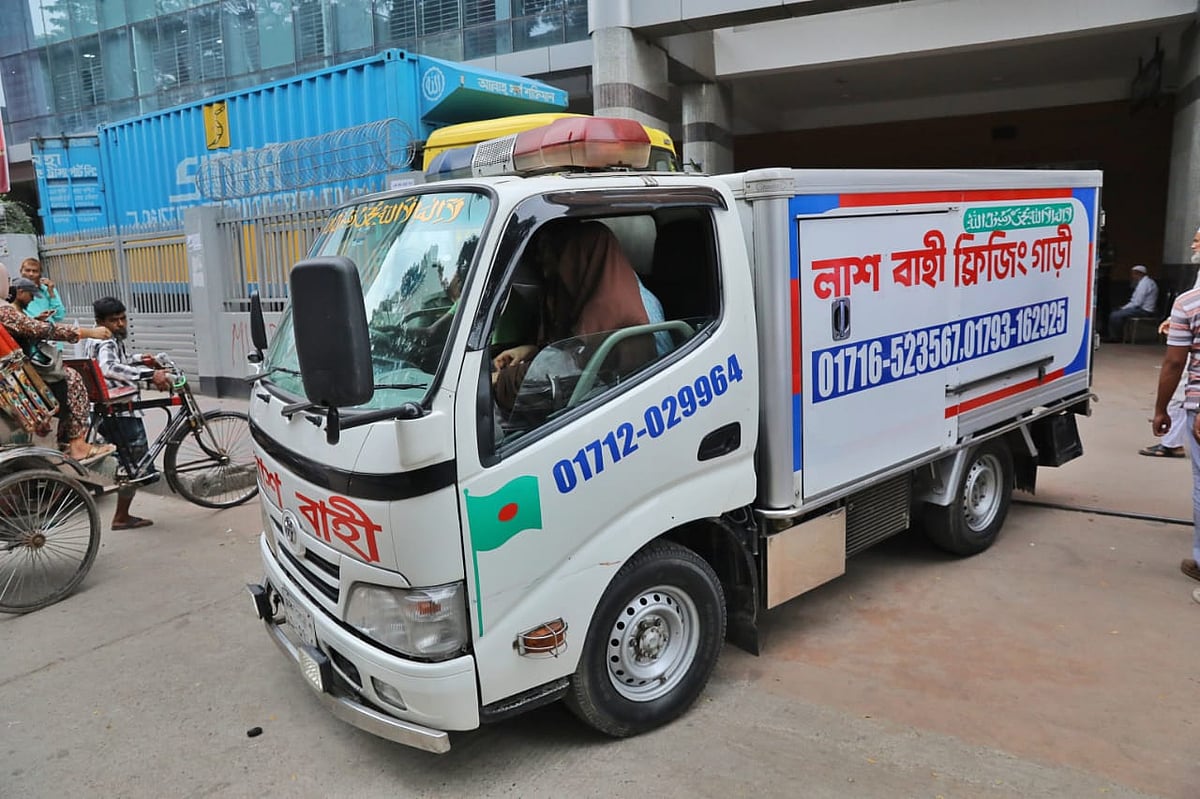 লাশবাহী এ অ্যাম্বুলেন্সে করেই মাইলস্টোন স্কুল অ্যান্ড কলেজের শিক্ষক মাসুকা বেগমের মরদেহ নেওয়া হচ্ছে ব্রাহ্মণবাড়িয়ায়