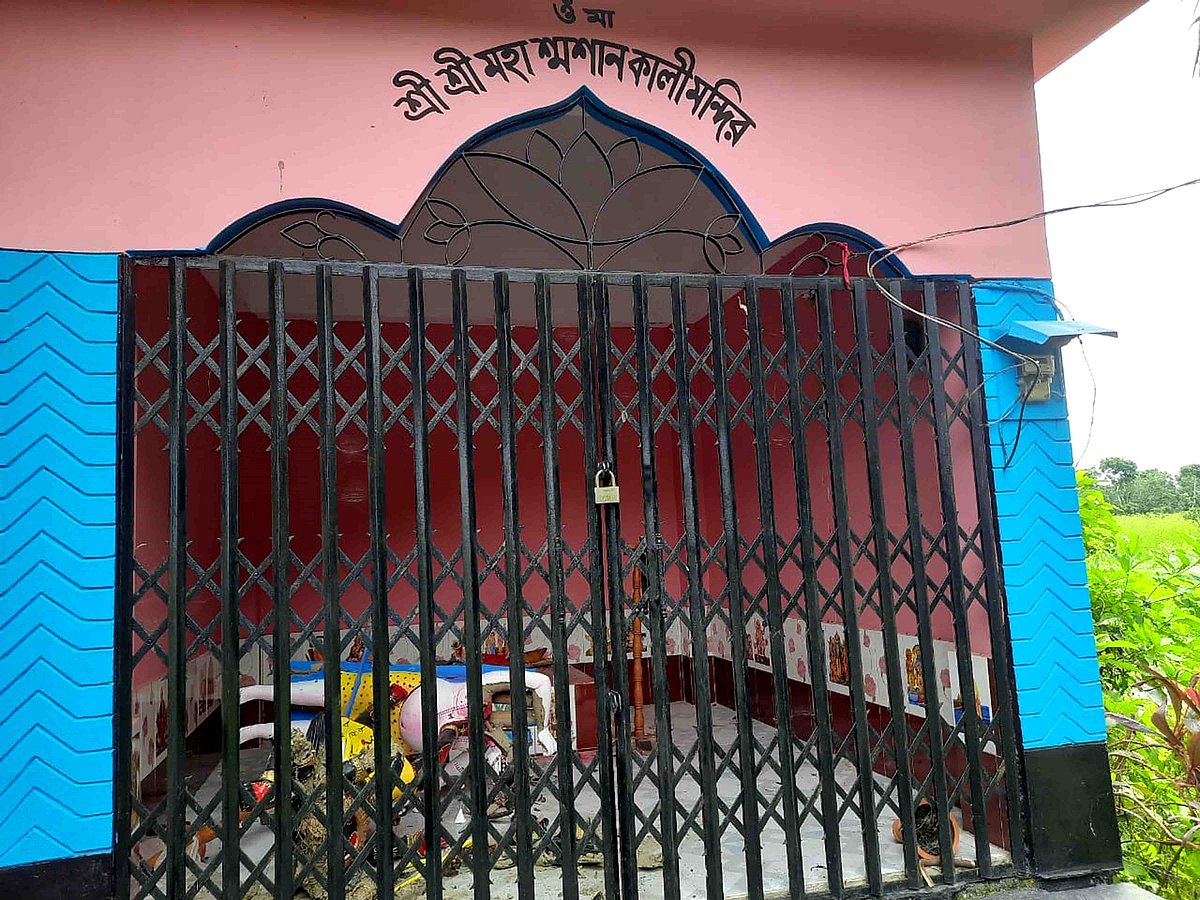 নাটোরের লালপুরের হালুডাঙ্গা মহাশ্মশান কালীমন্দিরে দুর্বৃত্তরা একটি কালীপ্রতিমা ভাঙচুর করেছে। আজ মঙ্গলবার সকালে