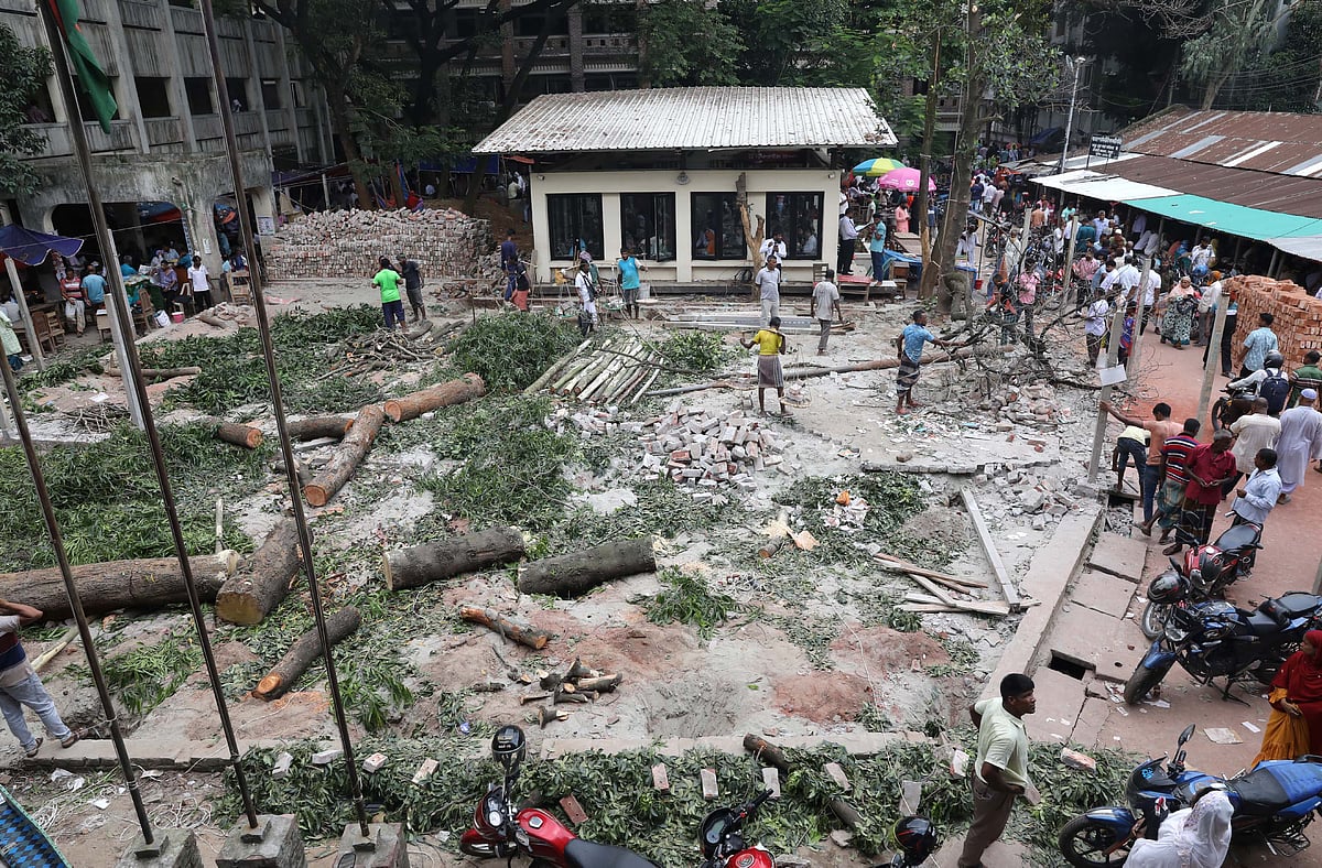 বগুড়া আদালত চত্বরে অনুমোদনহীন ভবন নির্মাণ করছে বিএনপি–সমর্থিত আইনজীবী সমিতি। সম্প্রতি তোলা