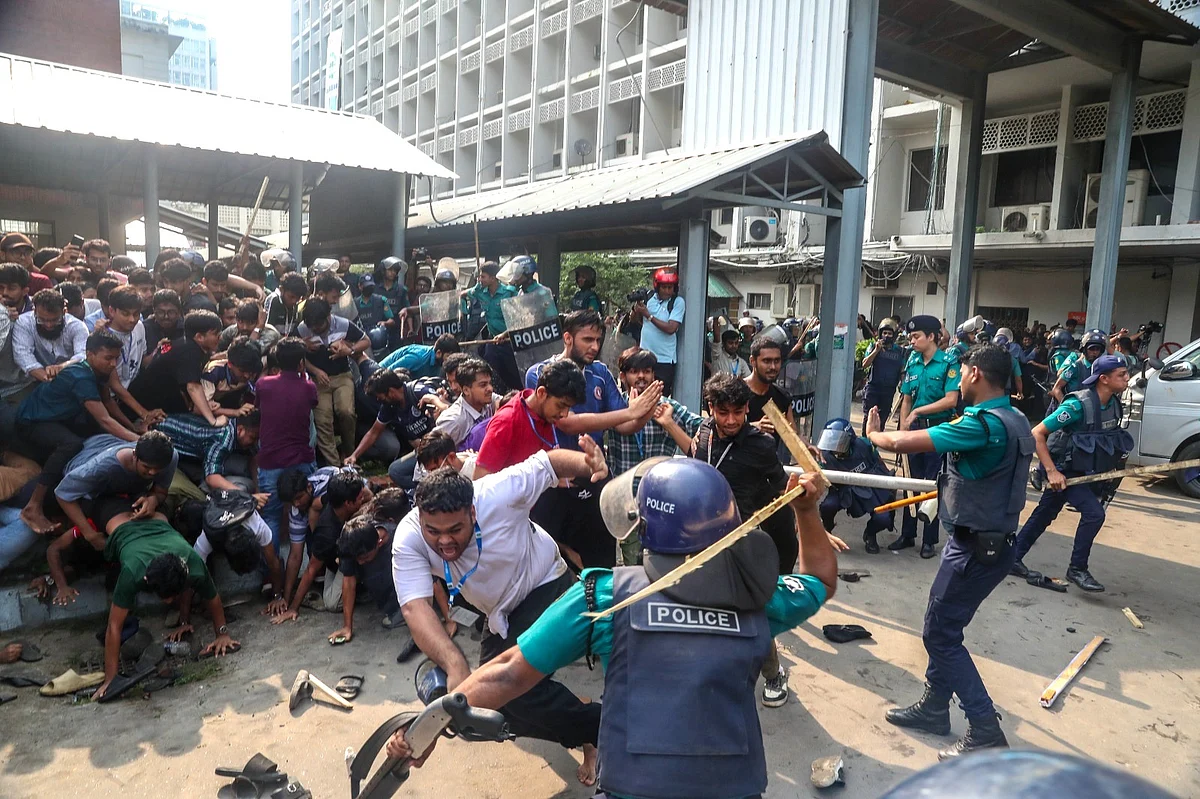 গভীর রাতে এইচএসসি ও সমমানের পরীক্ষা স্থগিত করার ঘোষণার জেরে শিক্ষা উপদেষ্টা ও শিক্ষাসচিবের পদত্যাগের দাবিতে সচিবালয়ের প্রধান ফটক ভেঙে ভেতরে ঢুকে পড়েন শিক্ষার্থীরা। এ সময় তাঁদের লাঠিপেটা করেন আইনশৃঙ্খলা রক্ষাকারী বাহিনীর সদস্যরা। গতকাল বেলা পৌনে চারটায় 