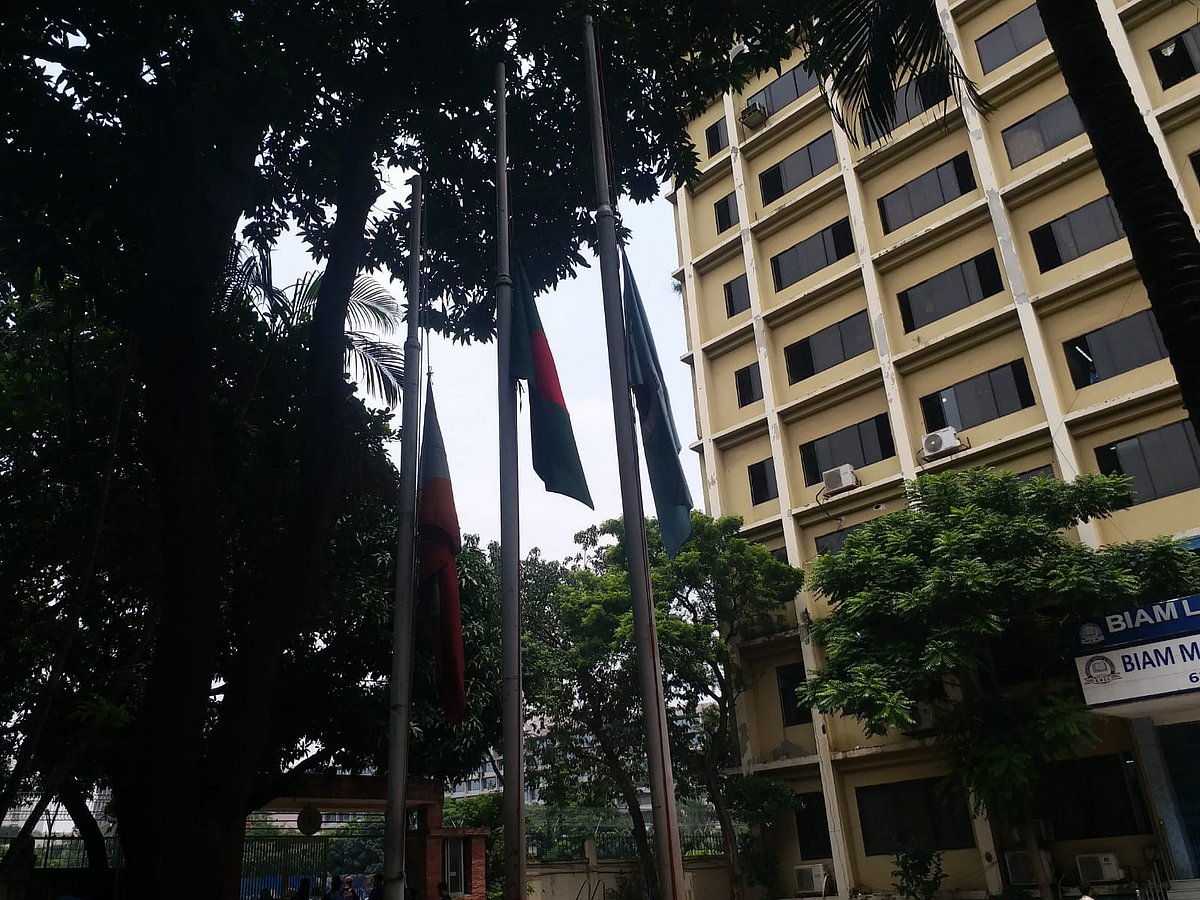 রাষ্ট্রীয় শোক উপলক্ষে রাজধানীর বিয়াম ল্যাবরেটরি বিদ্যালয়ে জাতীয় পতাকা অর্ধনমিত রাখা হয়েছে। ২২ জুলাই ২০২৫