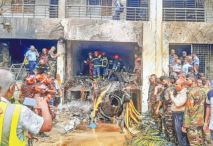 উত্তরায় মাইলস্টোন স্কুল অ্যান্ড কলেজ ভবনে বিমানবাহিনীর বিধ্বস্ত যুদ্ধবিমান। গতকাল সোমবারের ছবি