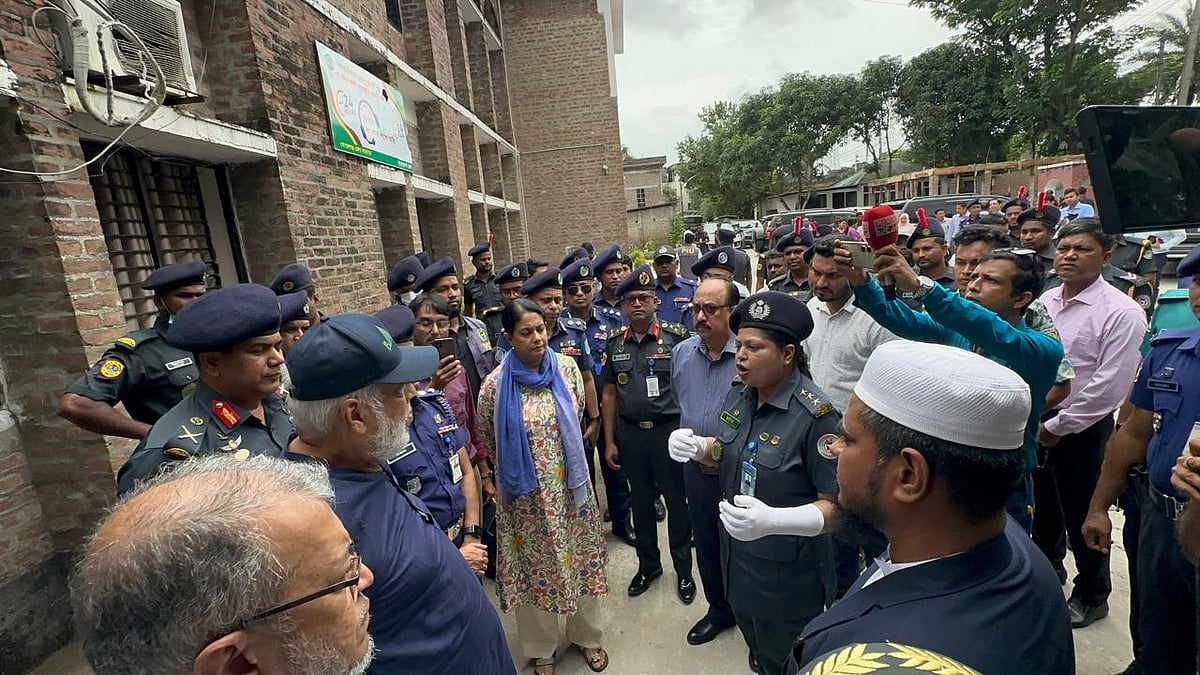 গোপালগঞ্জের জেলা কারাগার পরিদর্শনে উপদেষ্টা মুহাম্মদ ফাওজুল কবির খান ও সৈয়দা রিজওয়ানা হাসান। আজ বেলা পৌনে ১১টার দিকে