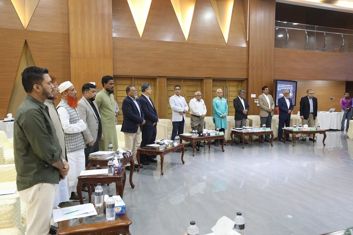 রাজনৈতিক দলগুলোর সঙ্গে জাতীয় ঐকমত্য কমিশনের দ্বিতীয় ধাপের ১৭তম দিনের আলোচনার শুরুতে যুদ্ধবিমান বিধ্বস্তে নিহত ব্যক্তিদের স্মরণে দাঁড়িয়ে এক মিনিট নীরবতা পালন করা হয়। রাজধানীর ফরেন সার্ভিস একাডেমির দোয়েল হলে, ২২ জুলাই