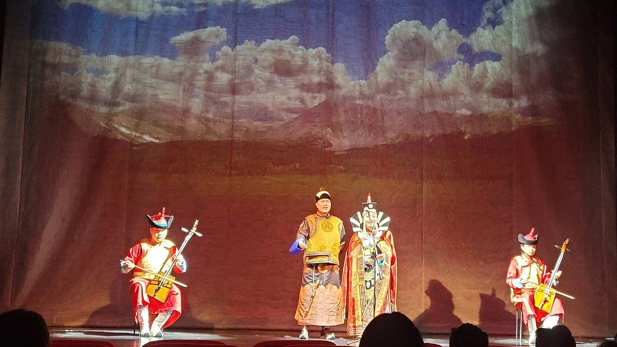 Ayollar yotoqxonasida yashirin kamera josuslik qilish Anal jinsiy aloqa pozitsiyalari