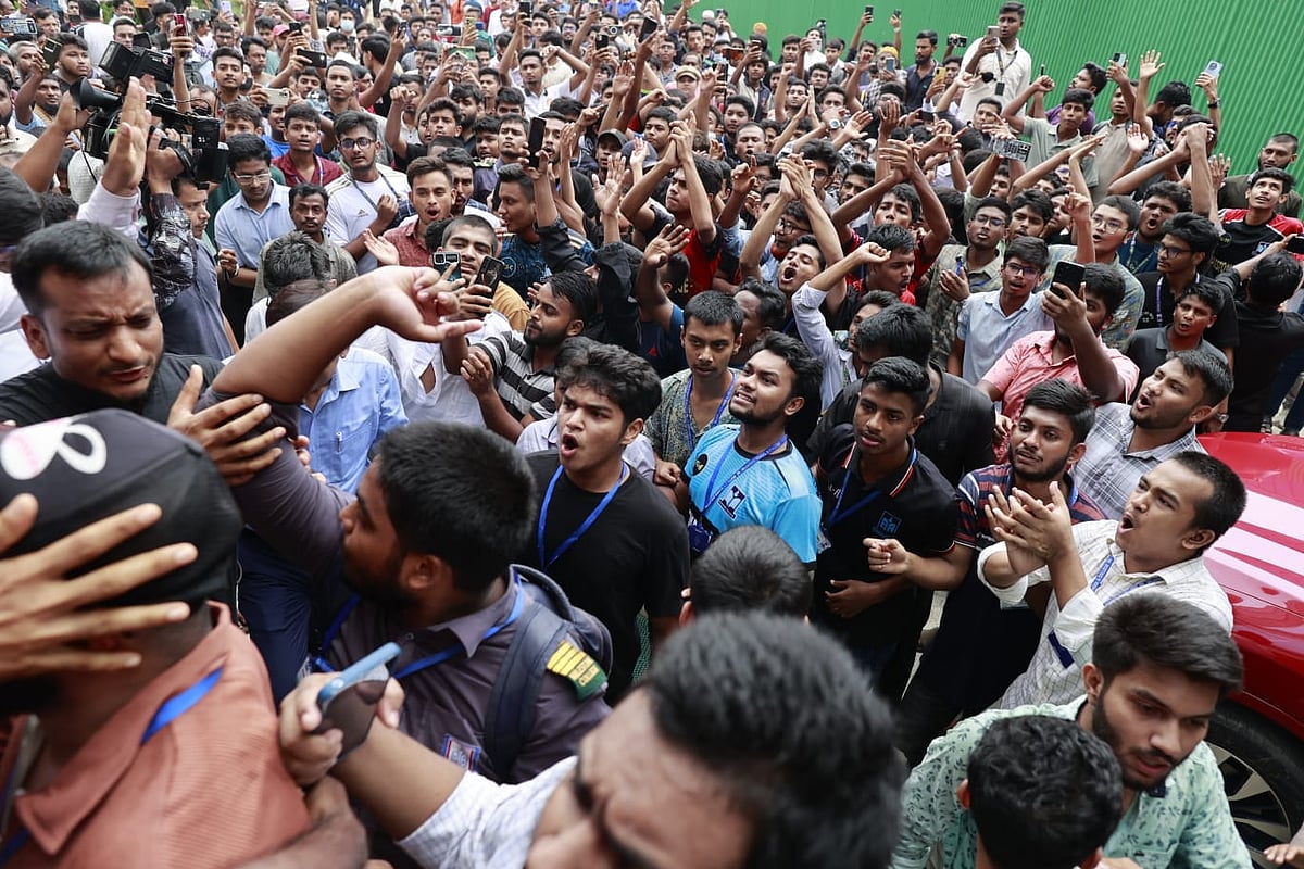 মাইলস্টোন স্কুল অ্যান্ড কলেজে শিক্ষার্থীদের অবস্থান ও বিক্ষোভ। আজ মঙ্গলবার সকালে