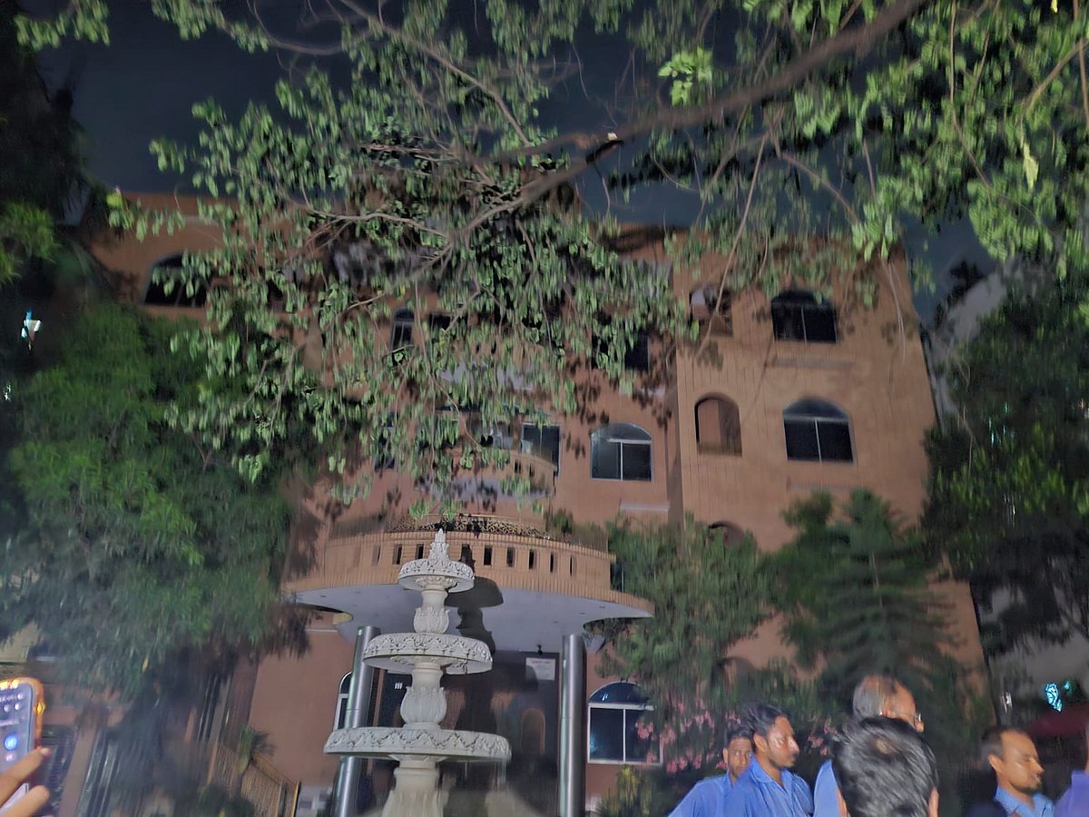 শেওড়াপাড়ার নূর জাহান গার্ডেন নামের ভবনটির আগুন নিভিয়েছে ফায়ার সার্ভিস। ঢাকা, ২২ জুন