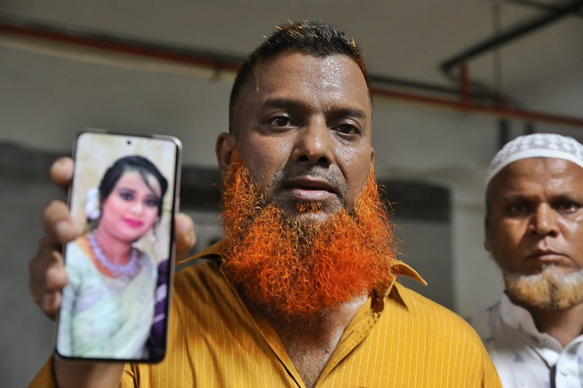 জাতীয় বার্ন ও প্লাস্টিক সার্জারি ইনস্টিটিউটের মর্গের সামনে ছবি দেখিয়ে স্ত্রী লামিয়া আক্তারের খোঁজ করছেন আমিনুল ইসলাম