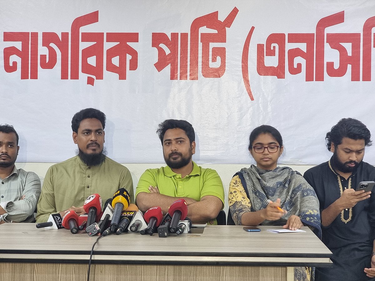 সংবাদ সম্মেলনে জাতীয় নাগরিক পার্টির (এনসিপির) আহ্বায়ক নাহিদ ইসলাম। আজ মঙ্গলবার সন্ধ্যায় রাজধানীর বাংলামোটরে দলীয় কার্যালয়ে