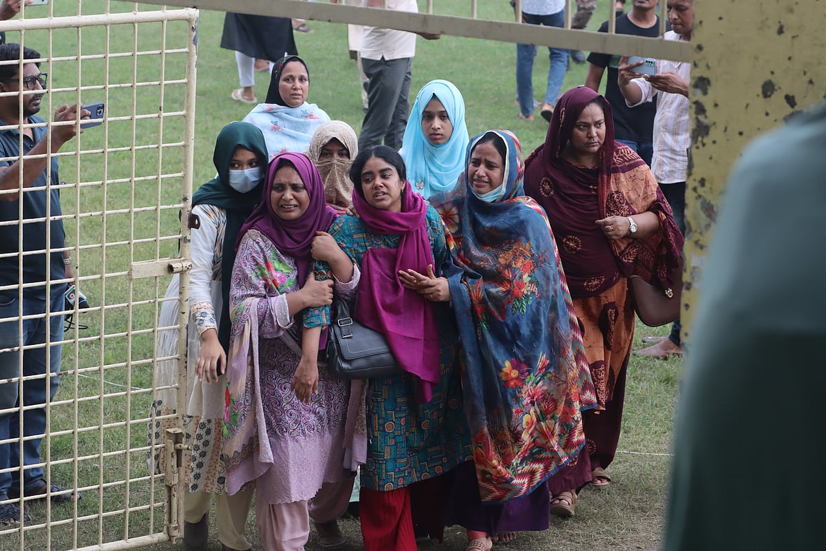 বিমান বিধ্বস্তে নিহত বৈমানিক ফ্লাইট লেফটেন্যান্ট তৌকির ইসলামের স্বজনদের আহাজারি। মঙ্গলবার বিকেলে রাজশাহী মুক্তিযুদ্ধ স্মৃতি স্টেডিয়ামে