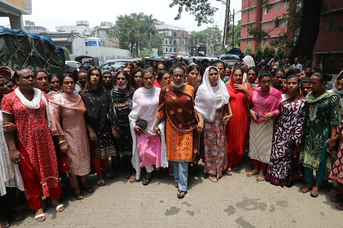 রাজধানীর উত্তরার মাইলস্টোন স্কুল অ্যান্ড কলেজের একটি ভবনে বিমানবাহিনীর যুদ্ধবিমান বিধ্বস্তের ঘটনায় আহত ব্যক্তিদের রক্ত দিতে এসেছেন তৃতীয় লিঙ্গের মানুষেরা। রাজধানীর জাতীয় বার্ন অ্যান্ড প্লাস্টিক সার্জারি ইনস্টিটিউট, ২২ জুলাই