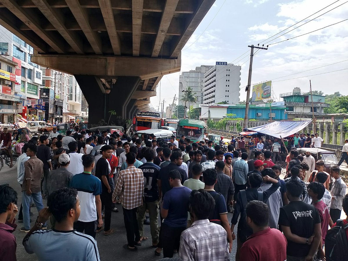 অন্তর্বর্তী সরকারের শিক্ষা উপদেষ্টা ও শিক্ষা মন্ত্রণালয়ের জ্যেষ্ঠ সচিবের পদত্যাগ চেয়ে সড়ক অবরোধ করেছেন শিক্ষার্থীরা। আজ বেলা দুইটায় নগরের ষোলোশহর এলাকায়