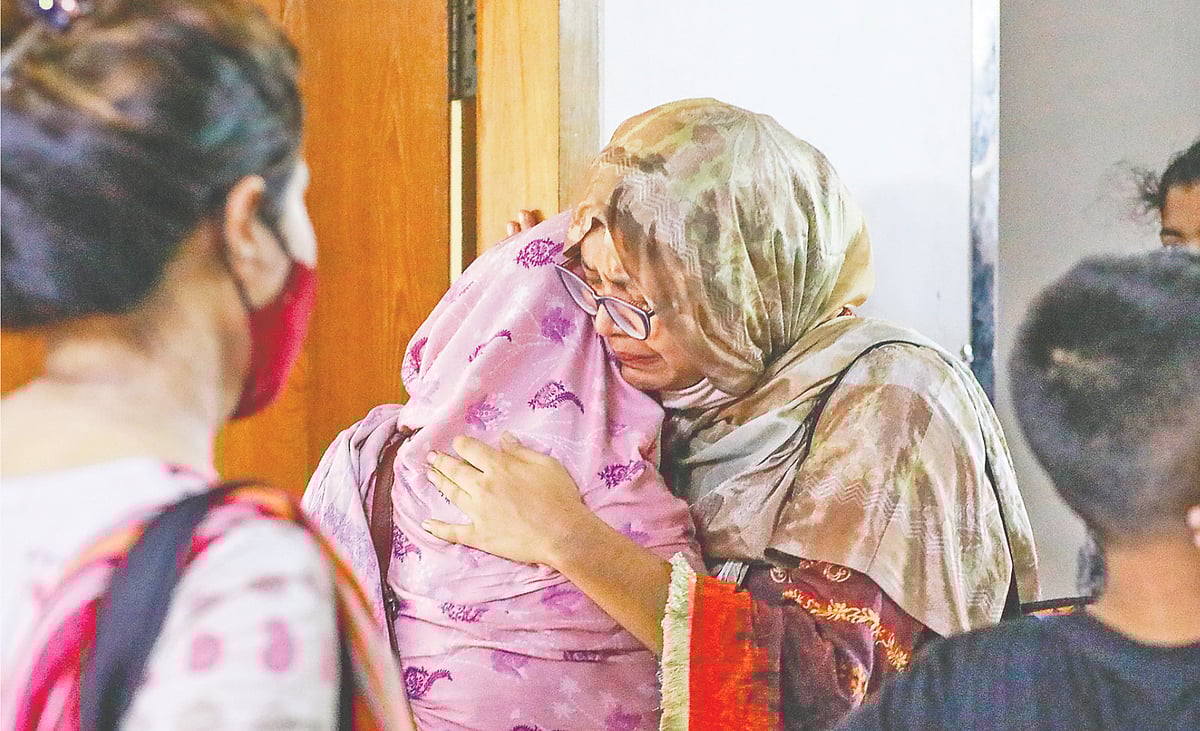 মাইলস্টোন স্কুল অ্যান্ড কলেজে বিমান বিধ্বস্ত হওয়ার ঘটনায় আহত ব্যক্তিদের জাতীয় বার্ন অ্যান্ড প্লাস্টিক সার্জারি ইনস্টিটিউটে আনা হয়। এ সময় হতাহতদের স্বজনেরা কান্নায় ভেঙে পড়েন