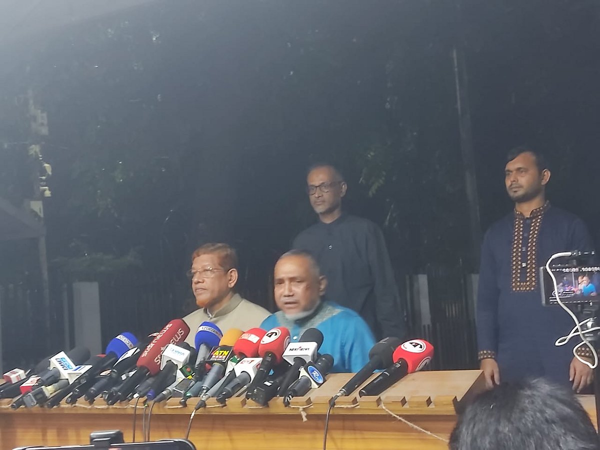 প্রধান উপদেষ্টা অধ্যাপক মুহাম্মদ ইউনূসের সঙ্গে বৈঠক শেষে ব্রিফিং করছেন বাংলাদেশ জামায়াত ইসলামীর নায়েবে আমির সৈয়দ আব্দুল্লাহ মোহাম্মদ তাহের। মঙ্গলবার রাতে প্রধান উপদেষ্টার বাসভবন যমুনায়