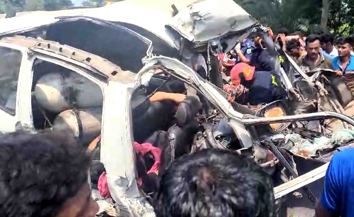 ট্রাকের সঙ্গে সংঘর্ষে মাইক্রোবাস দুমড়েমুচড়ে গেছে। আজ মঙ্গলবার সকালে নাটোরে বড়াইগ্রামের আইড়মারী এলাকায়