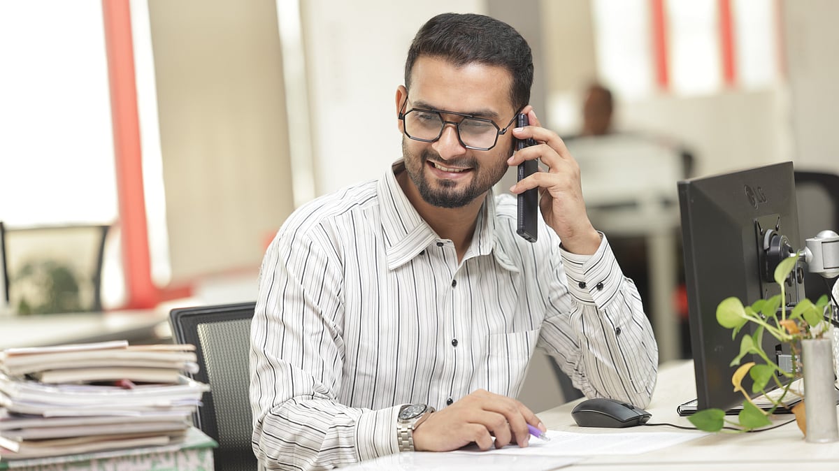 নিজের ডেস্কে বসে ব্যক্তিগত ফোনালাপ করবেন না