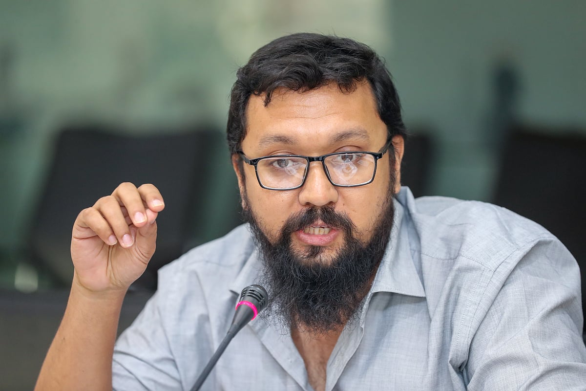 ‘জুলাই গণ–অভ্যুত্থান: এক বছরের অভিজ্ঞতা ও ভবিষ্যৎ’ শীর্ষক গোলটেবিল বৈঠকে কথা বলেন তরুণ লেখক ও গবেষক সহুল আহমদ। আজ বুধবার সকালে রাজধানীর কারওয়ান বাজারে প্রথম আলো কার্যালয়ে