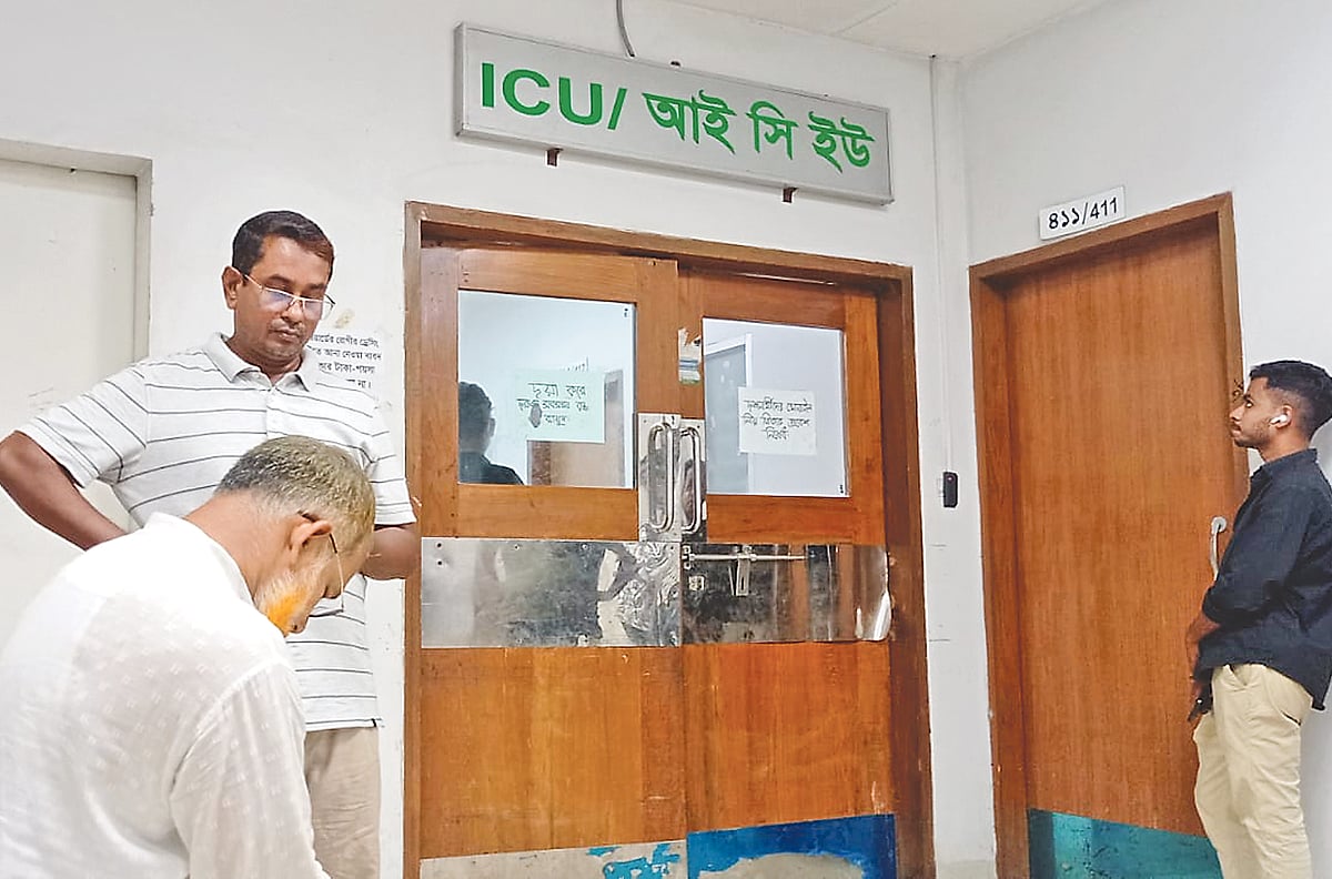 ৩৮ শতাংশ পুড়ে যাওয়া জারিফ ফারহান আইসিইউতে। বাইরে বাবা হাবিবুর রহমান অপেক্ষা (বসা) করছেন। গতকাল জাতীয় বার্ন ও প্লাস্টিক সার্জারি ইনস্টিটিউটে