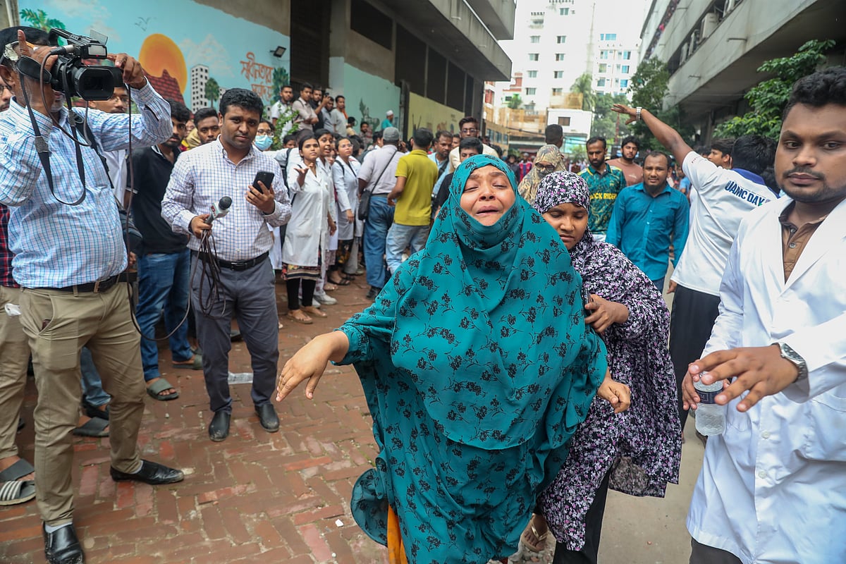 স্কুলে বিমান বিধ্বস্তের ঘটনায় হতাহত সন্তানের খোঁজে হাসপাতালে ছুটে আসেন অভিভাবকেরা। উত্তরা, ২১ জুলাই