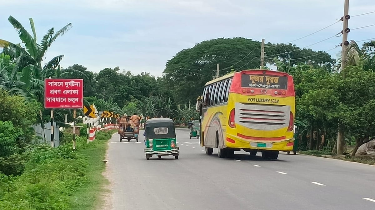 ময়মনসিংহ-হালুয়াঘাট সড়কে দুর্ঘটনাপ্রবণ এলাকায় সতর্কবার্তা থাকলেও ঘটছে ‍দুর্ঘটনা। সড়কের কাকনী এলাকায়
