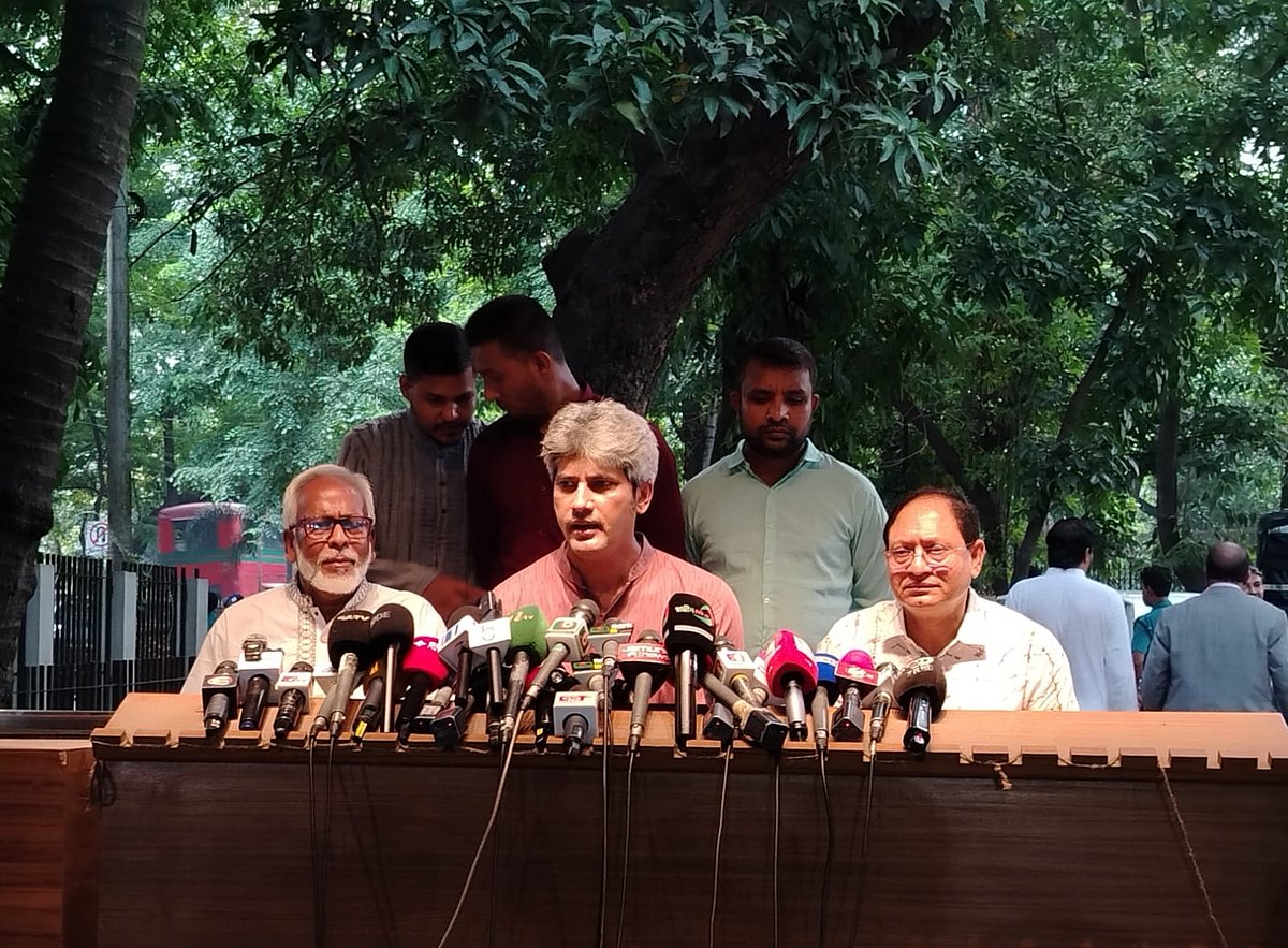 যমুনায় প্রধান উপদেষ্টার সঙ্গে রাজনৈতিক দলগুলোর বৈঠক শেষে সাংবাদিকদের সঙ্গে কথা বলেন গণসংহতি আন্দোলনের প্রধান সমন্বয়কারী জোনায়েদ সাকি