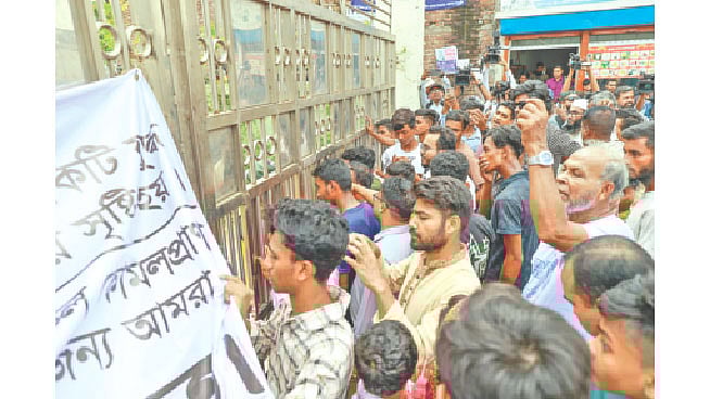 বিমান বিধ্বস্ত হওয়ার ঘটনাস্থল দেখতে উৎসুক মানুষের ভিড়। গতকাল রাজধানীর মাইলস্টোন স্কুল অ্যান্ড কলেজের ফটকের সামনে