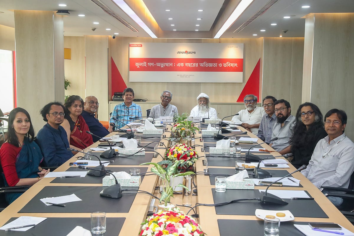 ‘জুলাই গণ-অভ্যুত্থান: এক বছরের অভিজ্ঞতা ও ভবিষ্যৎ’ শীর্ষক প্রথম আলো আয়োজিত গোলটেবিল বৈঠকে আলোচকেরা। গতকাল ঢাকার কারওয়ান বাজারে প্রথম আলো কার্যালয়ে