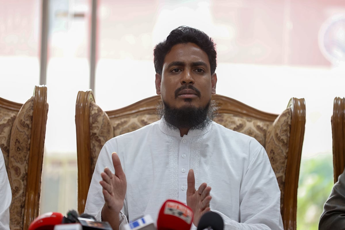 রাজনৈতিক দলগুলোর সঙ্গে ঐকমত্য কমিশনের দ্বিতীয় ধাপের ১৮তম দিনের আলোচনা শেষে সাংবাদিকদের সঙ্গে কথা বলেন জাতীয় নাগরিক পার্টির (এনসিপি) সদস্যসচিব আখতার হোসেন। বুধবার বিকেলে রাজধানীর ফরেন সার্ভিস একাডেমিতে