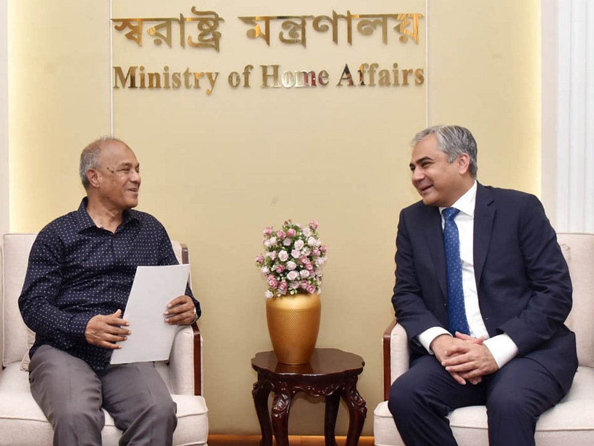 স্বরাষ্ট্র উপদেষ্টা লেফটেন্যান্ট জেনারেল (অব.) জাহাঙ্গীর আলম চৌধুরীর সঙ্গে সৌজন্য সাক্ষাতে পাকিস্তানের স্বরাষ্ট্রমন্ত্রী মহসিন রেজা নাকভি। আজ বুধবার সচিবালয়ে স্বরাষ্ট্র মন্ত্রণালয়ে