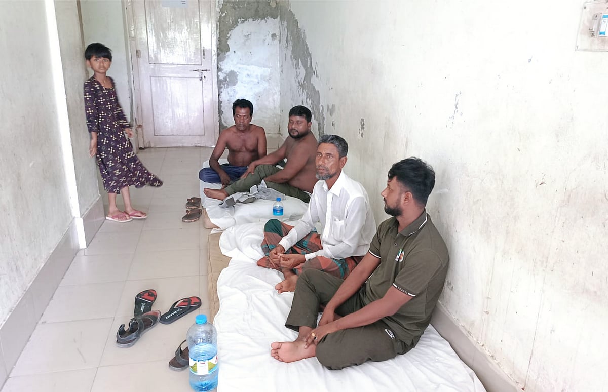 হামলার শিকার হয়ে চিকিৎসা নিতে আসা সুন্দরবনের শাকবাড়িয়া টহল ফাঁড়ির আহত বনরক্ষীরা। সোমবার খুলনার কয়রা উপজেলা স্বাস্থ্য কমপ্লেক্সে