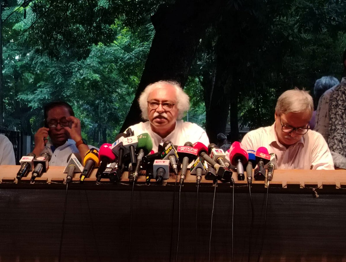 প্রধান উপদেষ্টা অধ্যাপক মুহাম্মদ ইউনূসের সঙ্গে ১৩টি দল ও জোটের নেতাদের বৈঠক শেষে সাংবাদিকদের ব্রিফ করেন বাংলাদেশের কমিউনিস্ট পার্টির (সিপিবি) সাধারণ সম্পাদক রুহিন হোসেন (প্রিন্স)। আজ মঙ্গলবার বিকেলে রাষ্ট্রীয় অতিথি ভবন যমুনায়