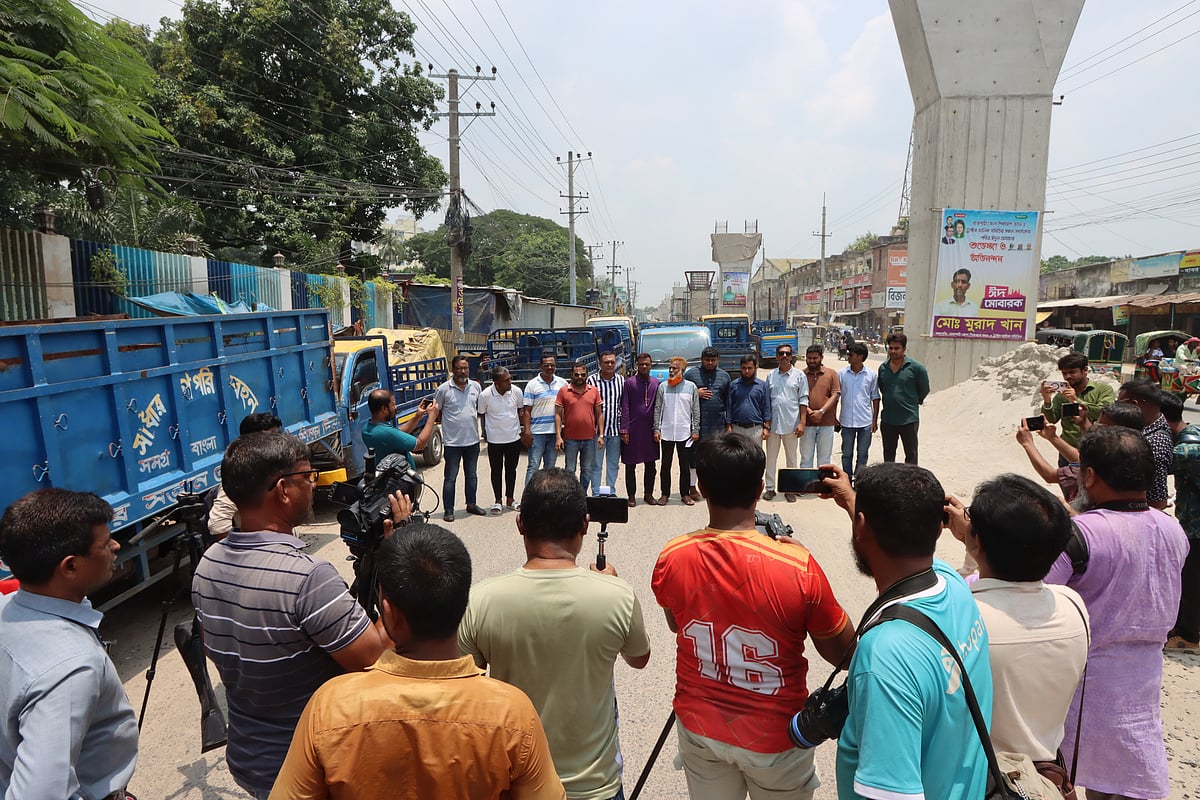 রাজশাহী সিটি করপোরেশনের অচল অবস্থা নিরসনের দাবিতে আপাতত সব উন্নয়নমূলক কাজ বন্ধের ঘোষণা করেন সংশ্লিষ্ট ঠিকাদারেরা। আজ বেলা সাড়ে ১১টার দিকে নগরের সপুরা এলাকায়