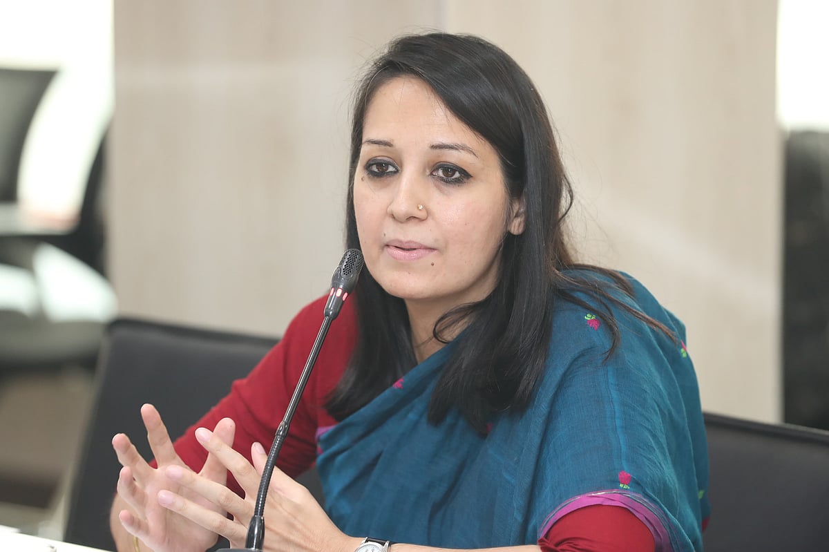 রাজধানীর কারওয়ান বাজারে প্রথম আলো কার্যালয়ে ‘জুলাই গণ-অভ্যুত্থান: এক বছরের অভিজ্ঞতা ও ভবিষ্যৎ’ শীর্ষক গোলটেবিলে বক্তব্য দিচ্ছেন উন্নয়ন অর্থনীতি বিষয়ক গবেষক মাহা মির্জা। আজ বুধবার রাজধানীর কারওয়ান বাজারে