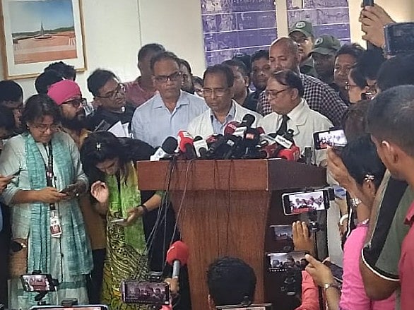 জাতীয় বার্ন ও প্লাস্টিক সার্জারি ইনস্টিটিউটে আয়োজিত এক সংবাদ সম্মেলনে কথা বলছেন ইনস্টিটিউটের পরিচালক অধ্যাপক নাসির উদ্দীন