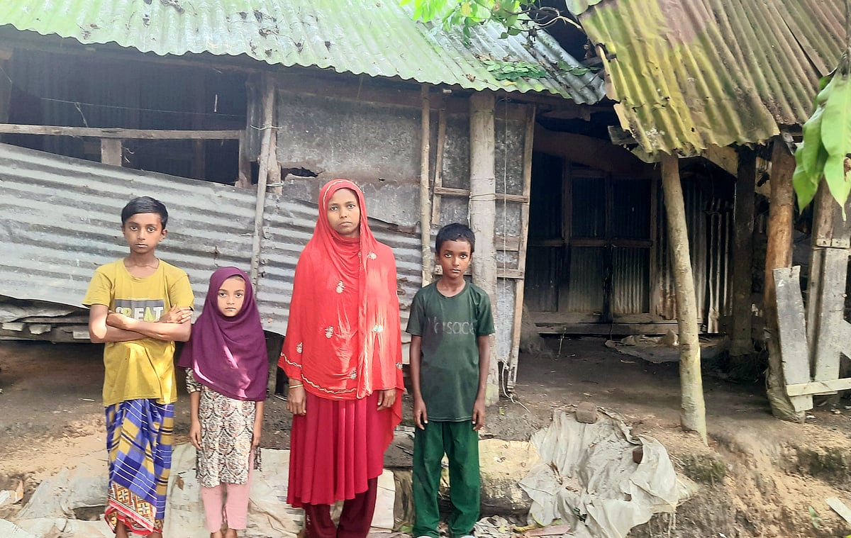 বিধবা শাহিনুর বেগমের চোখে স্বপ্ন, সন্তান তিনটিকে মানুষের মতো মানুষ করা। রোববার ভোলার রাজাপুর ইউনিয়নের কন্দর্পপুর থেকে তোলা ছবি।