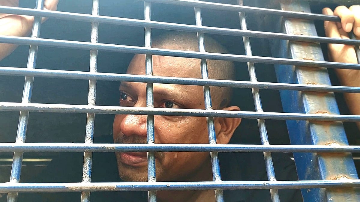 প্রিজনভ্যানে জুনায়েদ আহমেদ পলক। এলাকার লোকদের দেখতে পেয়ে তিনি কাঁদতে থাকেন। আজ বুধবার ঢাকার মহানগর দায়রা জজ আদালত প্রাঙ্গণে