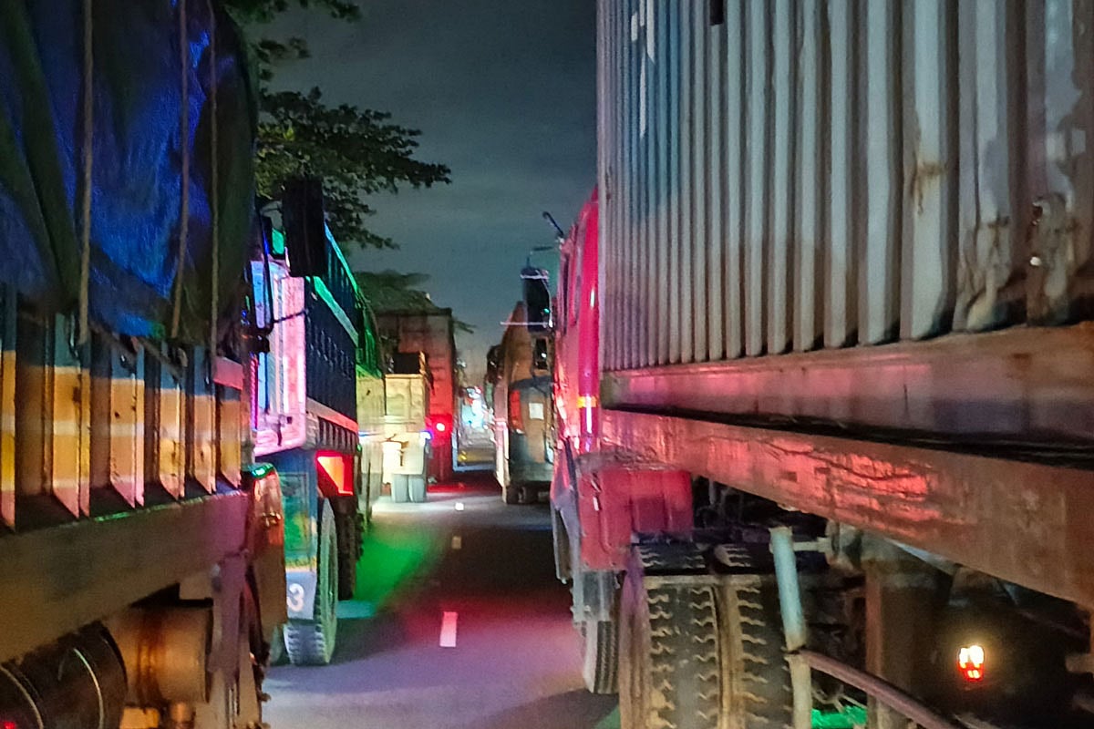 ঢাকা-চট্টগ্রাম মহাসড়কে গাড়ির চালকদের অবরোধে দীর্ঘ যানজট। আজ রাত পৌনে ৯টার দিকে মহাসড়কের চট্টগ্রামের সীতাকুণ্ডের বাঁশবাড়িয়া ইউনিয়নের বাদামতল এলাকায়