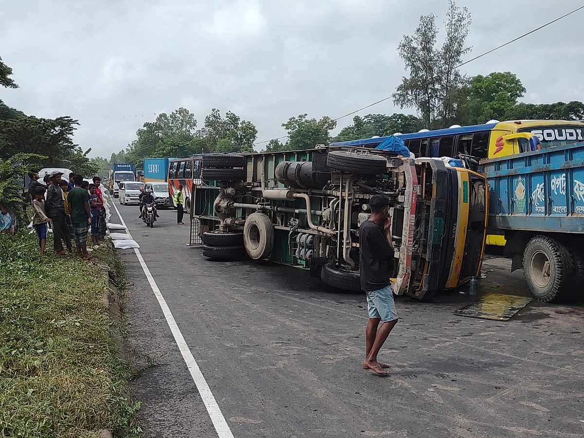 ঢাকা-চট্টগ্রাম মহাসড়কে উল্টে গেছে মালবাহী ট্রাক। আজ সকাল সাড়ে নয়টায় মিরসরাইয়ের রায়পুর এলাকায় ঢাকামুখী লেনে