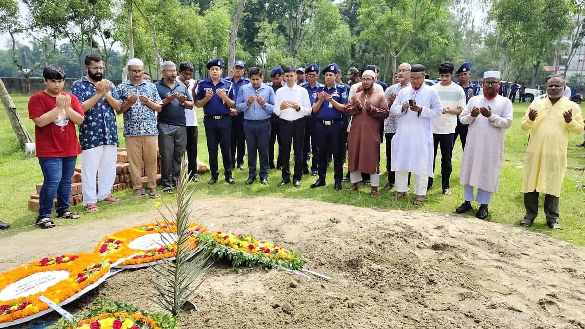 নীলফামারী ঢাকার উত্তরার মাইলস্টোন স্কুল অ্যান্ড কলেজে বিমান বাহিনীর একটি প্রশিক্ষণ বিমান বিধ্বস্তের ঘটনায় নিহত শিক্ষক মাহরীন চৌধুরীর কবরে জেলা প্রশাসন ও পুলিশ প্রশাসনের শ্রদ্ধাঞ্জলি। বুধবার দুপুরে