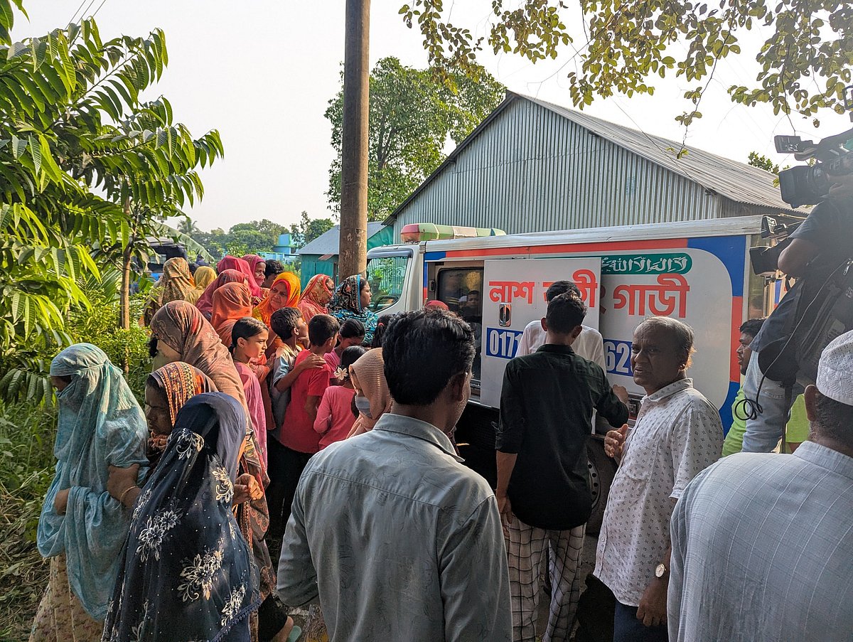 ঢাকার উত্তরায় যুদ্ধবিমান বিধ্বস্ত হয়ে নিহত শিক্ষক মাসুকা বেগমকে ব্রাহ্মণবাড়িয়ার আশুগঞ্জে দাফন করা হয়েছে। গতকাল মঙ্গলবার বিকেলে উপজেলার সোহাগপুর গ্রামে