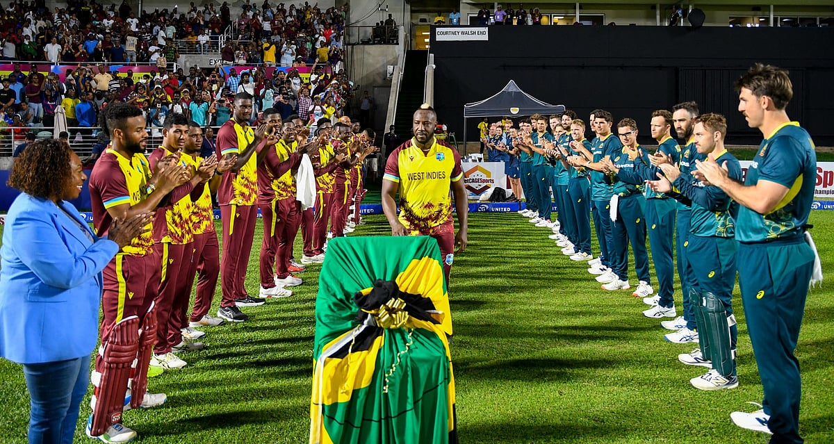 বিদায়ী ম্যাচে আন্দ্রে রাসেলকে গার্ড অব অনার দেয় ওয়েস্ট ইন্ডিজ ও অস্ট্রেলিয়া দল