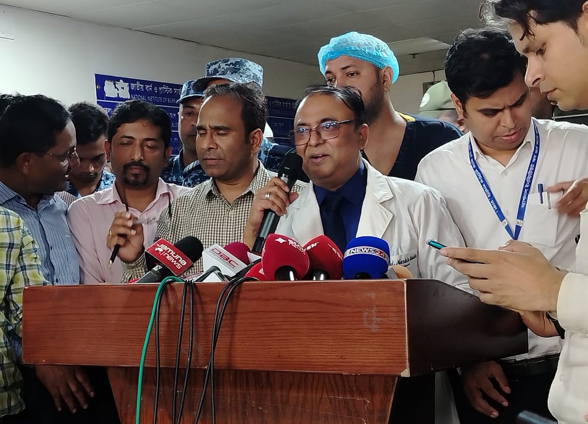 বৃহস্পতিবার রাত আটটার পর সংবাদ ব্রিফিং করেন  জাতীয় বার্ন ও প্লাস্টিক সার্জারি ইনস্টিটিউটের পরিচালক অধ্যাপক চিকিৎসক মোহম্মদ নাসির উদ্দিন