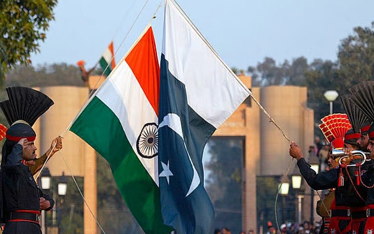 ভারত–পাকিস্তান সীমান্তে দুই দেশের পতাকা নামানো হচ্ছে।