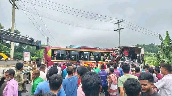 ফরিদপুর সদর উপজেলায় দুটি বাসের সংঘর্ষ হয়েছে। আজ বৃহস্পতিবার সকালে ঢাকা-খুলনা মহাসড়কে কানাইপুর ইউনিয়নের কোষা গোপালপুর এলাকায়