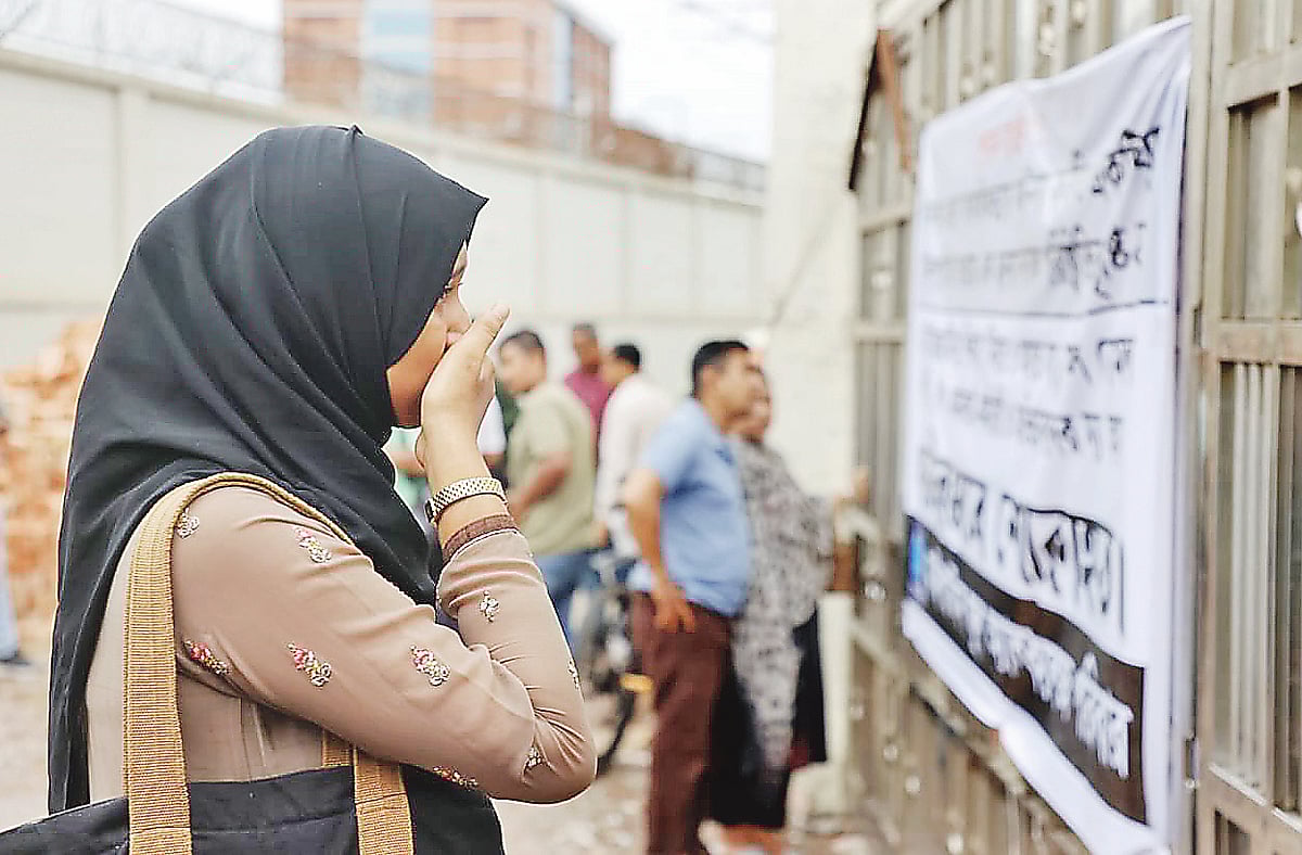 উম্মে সালমা মাইলস্টোন স্কুলের অষ্টম শ্রেণির শিক্ষার্থী। যুদ্ধবিমান বিধ্বস্তের ঘটনার সময় উপস্থিত ছিল স্কুলে। ভাগ্যক্রমে নিজে বেঁচে গেলেও সহপাঠীর ছোট বোন মারা যায়। গতকাল উত্তরায় স্কুলের সামনে এসে সেই স্মৃতি মনে করে কান্নায় ভেঙে পড়ে