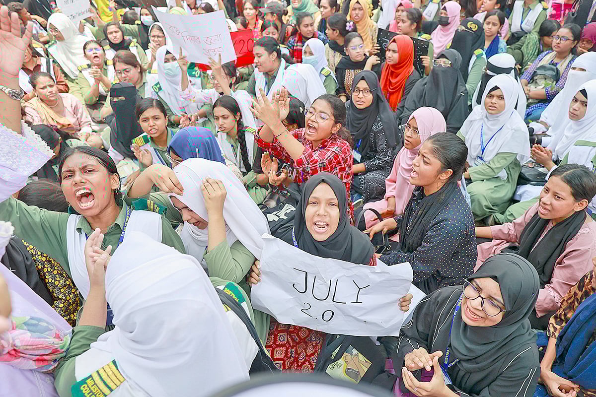 মাইলস্টোন স্কুলে শিক্ষার্থীদের বিক্ষোভ। মঙ্গলবার, উত্তরা।